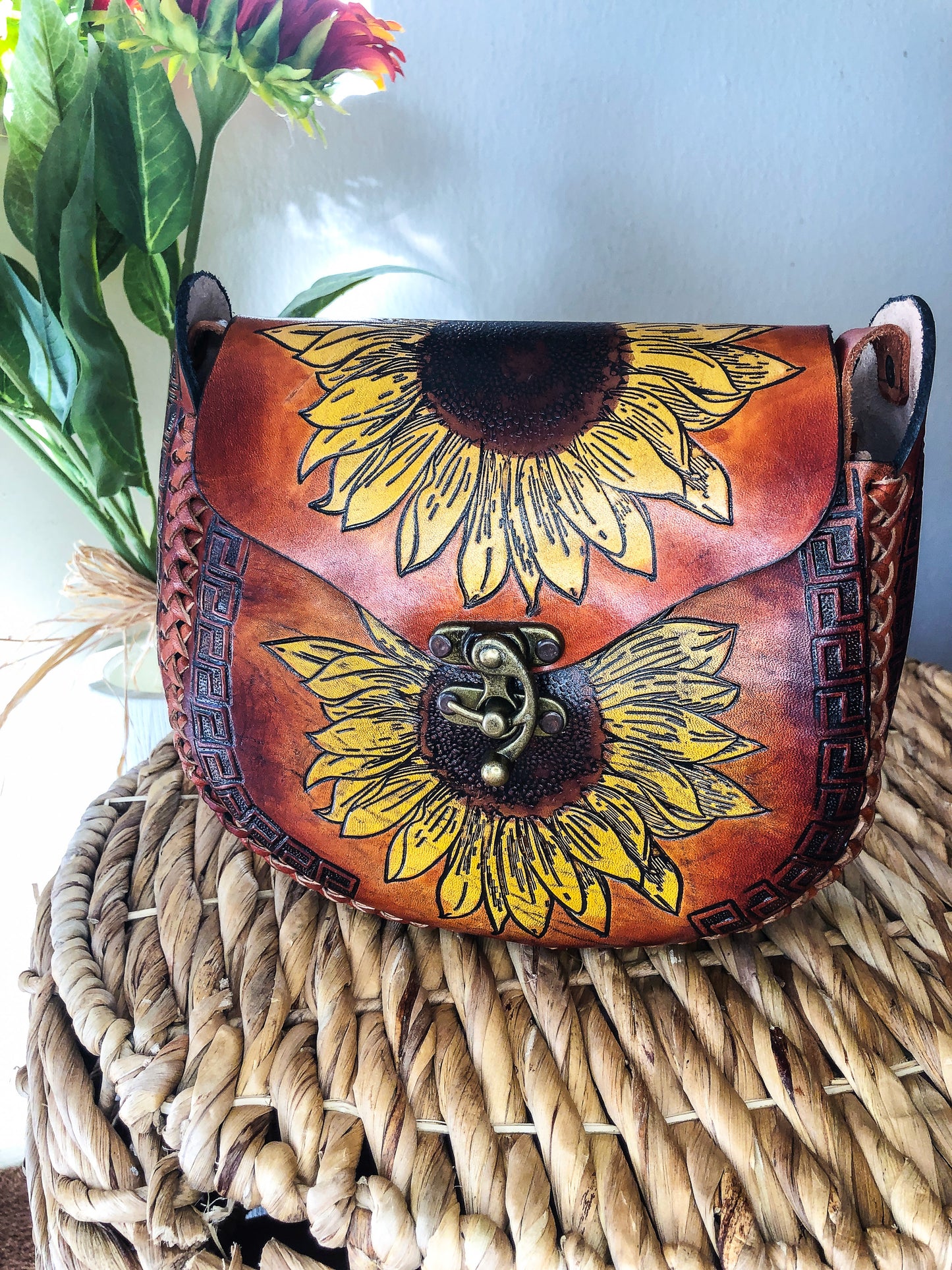 Bolso bandolera/bolso de hombro Artesenal Sunflower de cuero genuino marrón claro tallado a mano