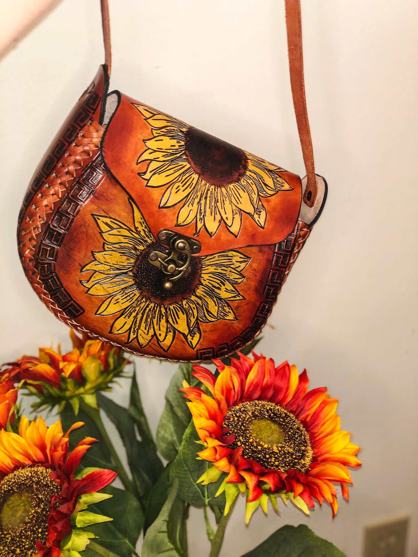 Bolso bandolera/bolso de hombro Artesenal Sunflower de cuero genuino marrón claro tallado a mano