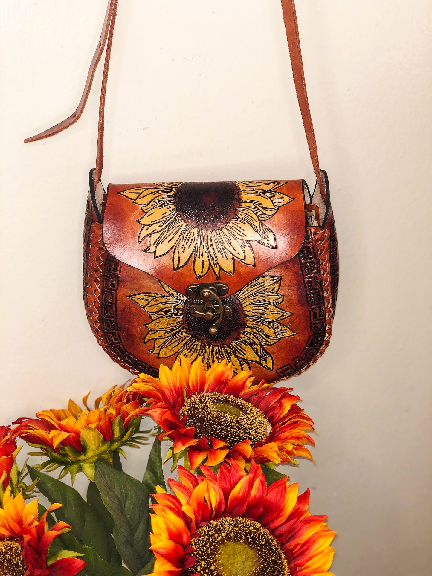 Bolso bandolera/bolso de hombro Artesenal Sunflower de cuero genuino marrón claro tallado a mano