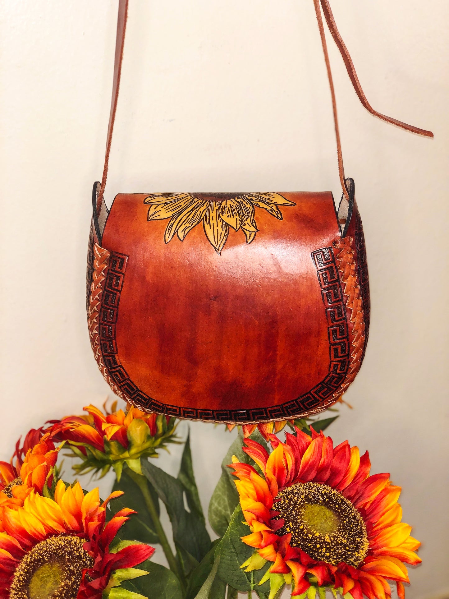 Bolso bandolera/bolso de hombro Artesenal Sunflower de cuero genuino marrón claro tallado a mano