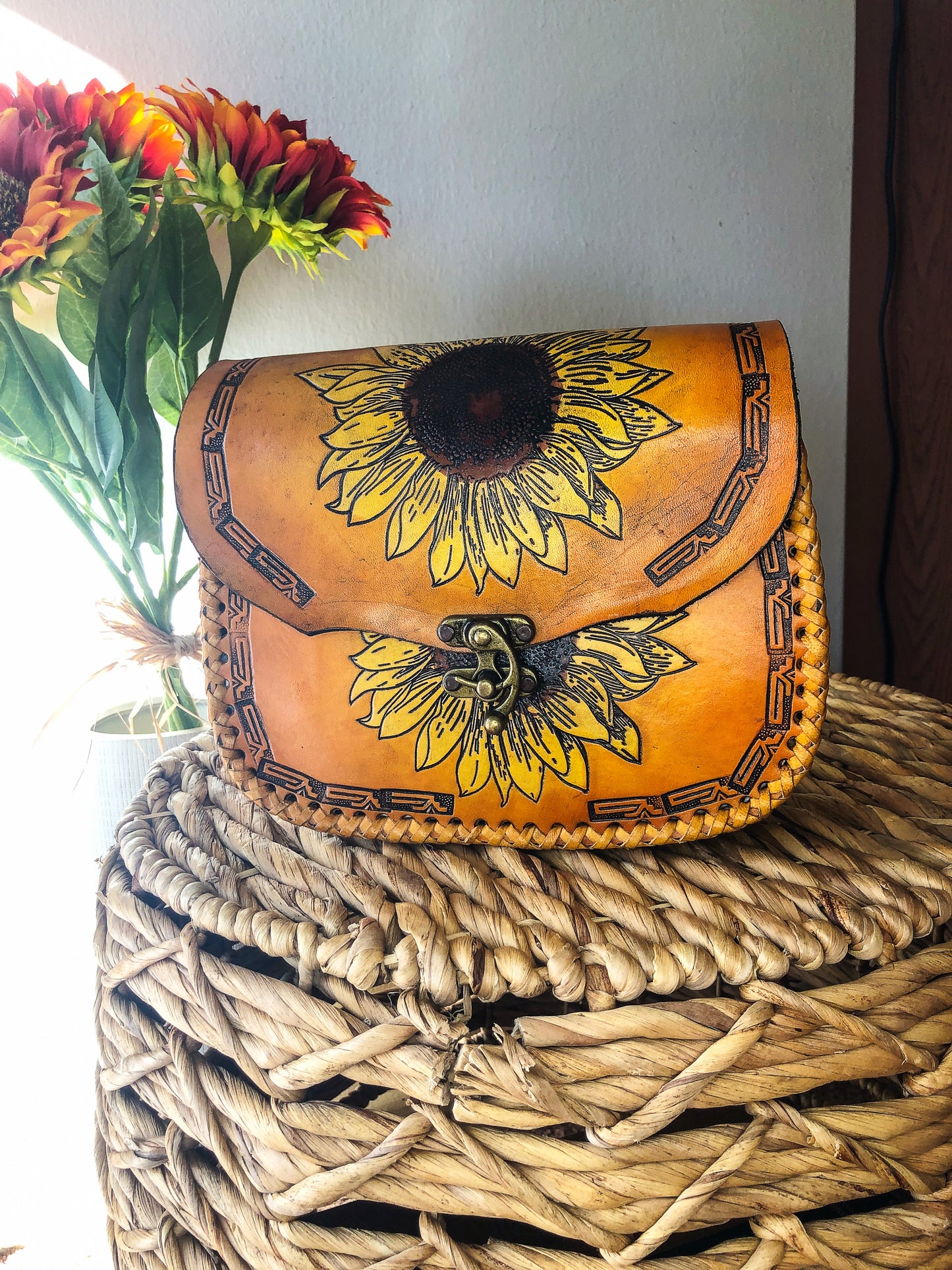 Bolso bandolera/bolso de hombro de girasol en relieve de cuero genuino marrón claro tallado a mano